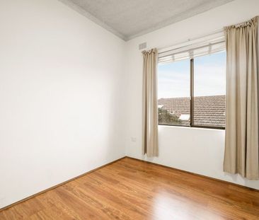 North-Facing Top-Floor 3 Bedrooms Retreat with Light, Space & Style - Photo 3