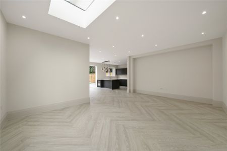 Queens Road, Hersham, KT12 - Photo 3