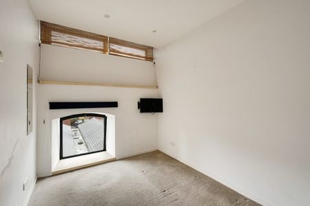 2 Bed Flat - Photo 3