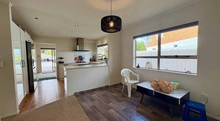 Spacious & Perfectly Located - All Pets Welcome! - Photo 2