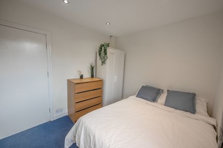 5 Bed Semi-Detached House, Laurel Bank Court, LS6 - Photo 3