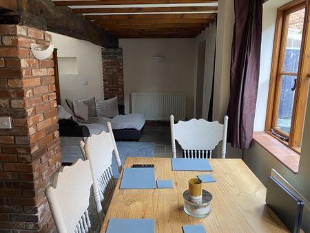 2 bedroom mews to rent - Photo 2