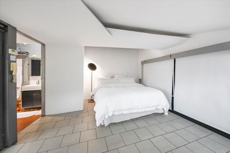 A contemporary mews house with a private roof terrace. - Photo 4