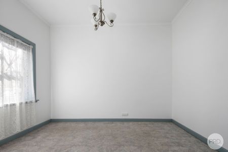 IMMACULATE 3 BEDROOM CALIFORNIA BUNGALOW HOME IN THE HEART OF BALLARAT CBD.... - Photo 2