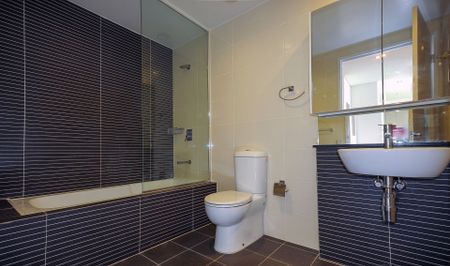 ONE BEDROOM APARTMENT WITH PARKVIEWS ! - Photo 4