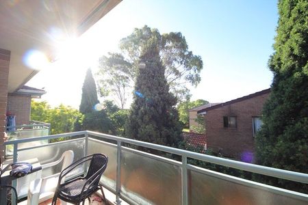 HUGE TWO BEDROOM APARTMENT !! - Photo 3