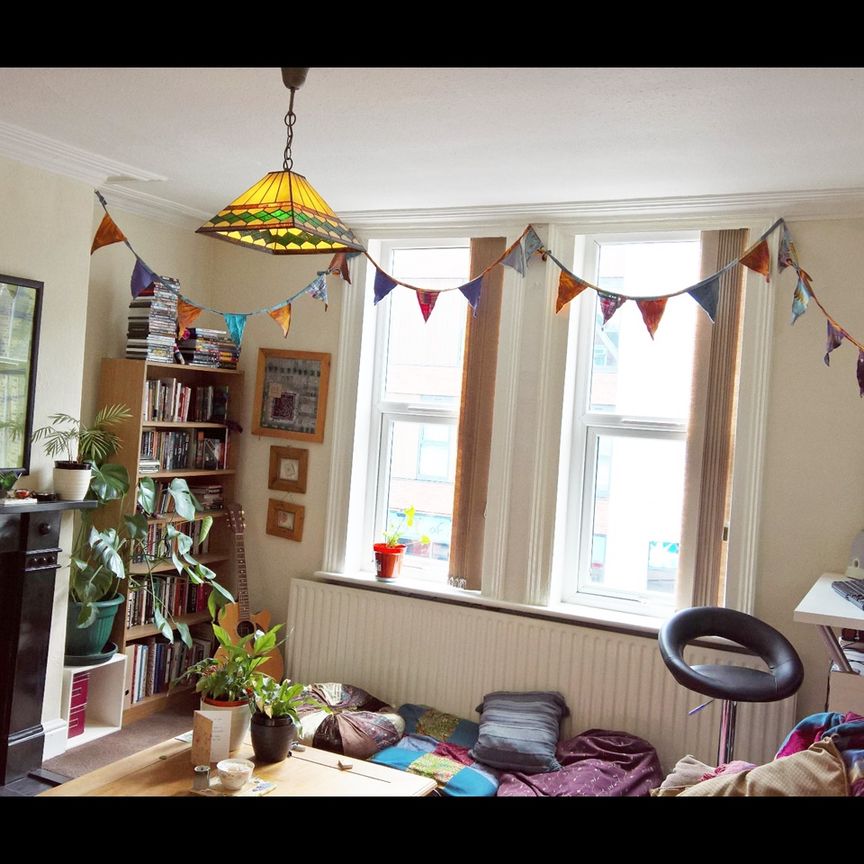 2 Bed Flat, Meanwood Road, LS6 - Photo 1