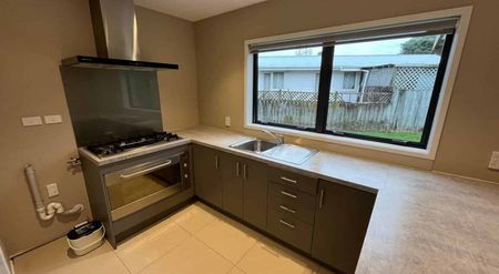 Downstairs Two Bedroom unit with plenty of space - Photo 3