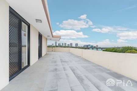 Luxury Penthouse Apartment with water view - Photo 3