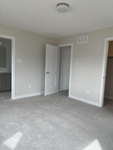 For Lease - 510 Oldenburg Avenue, Stittsville - Munster - Richmond, Ontario - Photo 2