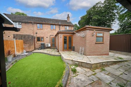 4 bedroom end of terrace house to rent - Photo 2