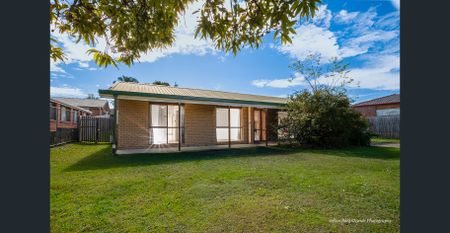 Stylish, Home on a Large Block – Convenient & Comfortable Living in Middle Park - Photo 3