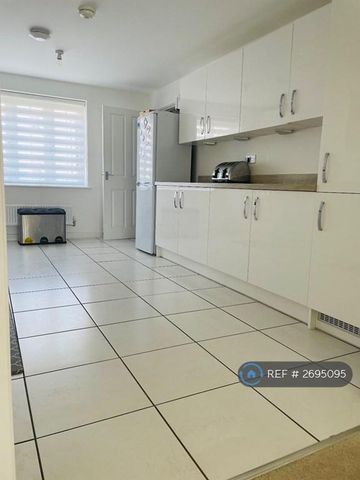 1 bedroom in a house share to rent - Photo 2