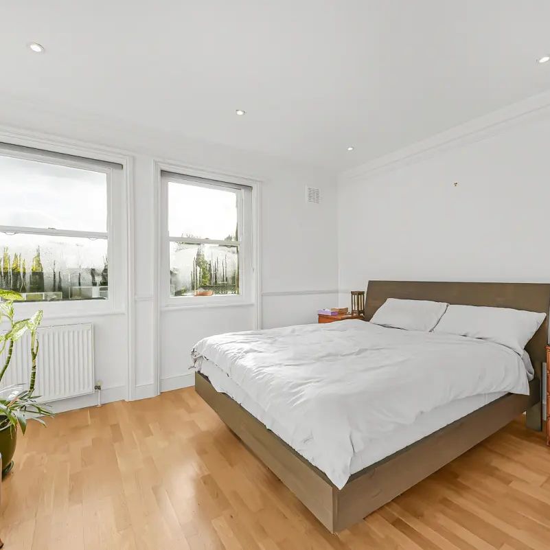 2 bedroom flat in Hampstead - Photo 1