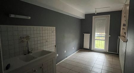 Quartier croisette logement de type 3 en rez-de-chaussée comprenant, entrée avec placard, salon avec balcon, cuisine semi-ouverte sur le séjour, salle de bain avec douche, wc séparé, 2 chambres - Photo 3