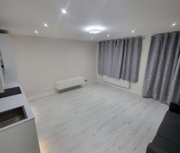 1 bedroom in a flat share to rent - Photo 2