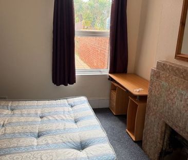Room in a Shared House, College Road, RG6 - Photo 3
