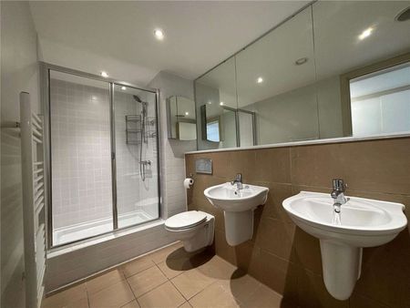 Close to 1,500sqft luxury 2 bed apartment with 2 allocated parking spaces, large balconies & 24 hour concierge - Photo 2