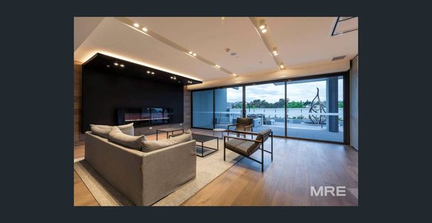 Designer living in a convenient location - Photo 1