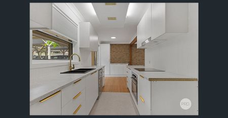 RENOVATED TOWNHOUSE IN PRIME LOCATION - Photo 5