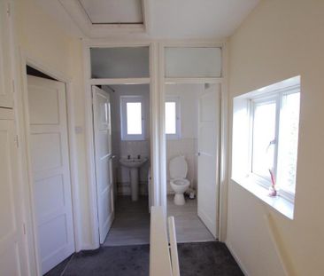 3 bedroom end of terrace house to rent - Photo 3