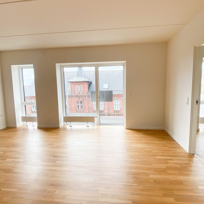 Nybygget 4-værelses lejlighed med central beliggenhed - Foto 1
