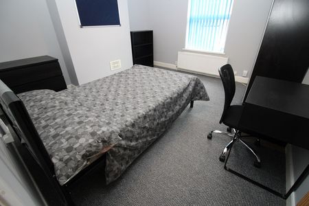 66 Newland Street West - Photo 2