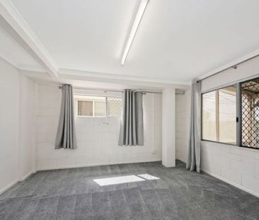 Quiet 3 Bedroom Unit - Water, gas and internet included - Photo 2