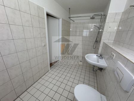 Frisch renoviert: schöne 2-Raum Wohnung mit Balkon (Südseite) und Aufzug! - Photo 3