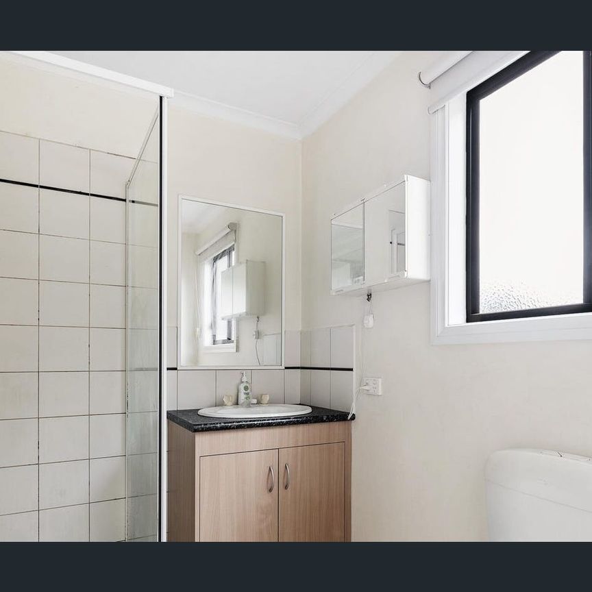 Stylish & Modern Townhouse Living in Pascoe Vale - Photo 1