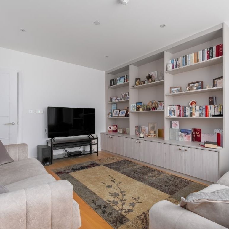 4 bedroom end of terrace house to rent - Photo 1