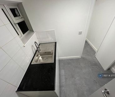 1 bedroom in a flat share to rent - Photo 5
