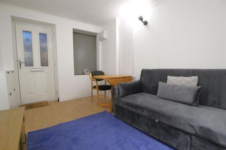 Studio to rent - Photo 2