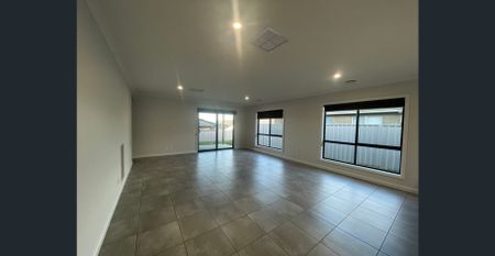 Modern Family Home - Photo 3