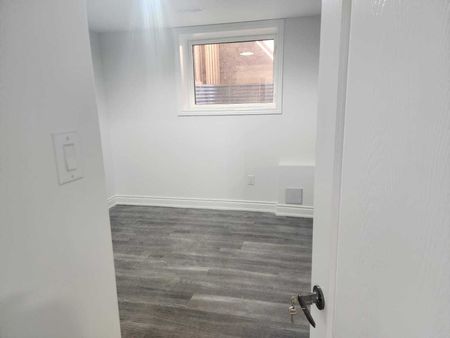 For Lease - 8 Benhurst Crescent, Brampton, Ontario - Photo 5