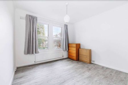 A modern newly refurbished four bedroom apartment located in the heart of Ealing Broadway, suitable for sharers. - Photo 5