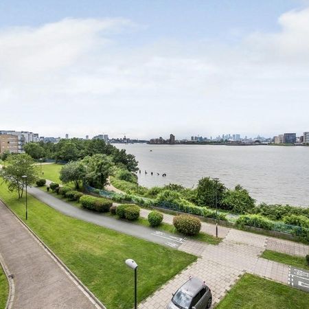 Flat to rent - Defence Close, London, SE28 - Photo 4