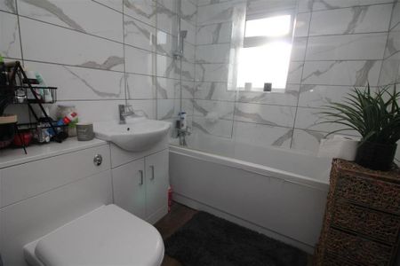 3 bedroom end of terrace house to rent - Photo 5