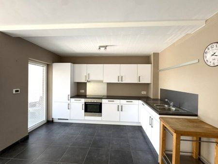 A proximité pédestre de tous les commerces et services du centre d’Eghezée, au 1er étage de la Résidence Privilège, bel appartement 2 chambres de 104m² avec terrasse, cave & 2 emplacements de parking extérieur ! - Foto 3