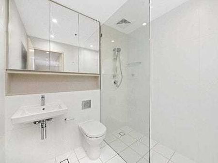 Modern Studio with Parking in the Popular "Harbour Mill" - Photo 2