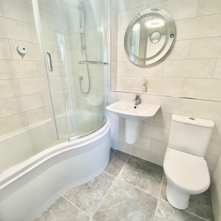 Oakwood Road, St. Albans, Bricket Wood - Photo 1