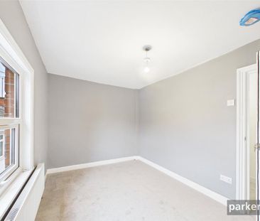 4 bedroom end of terrace house to rent - Photo 3