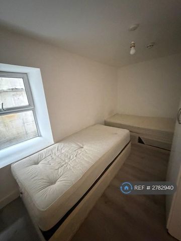 3 bedroom flat to rent - Photo 4