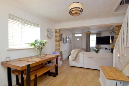 2 bedroom end of terrace house to rent - Photo 4