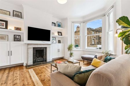 A charming two bedroom flat well located just of Northcote Road. - Photo 4