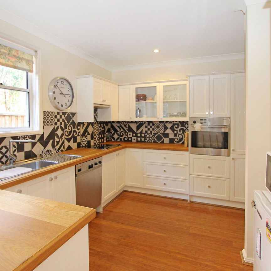 2/3 Hillview Crescent, The Hill NSW 2300 - Photo 1