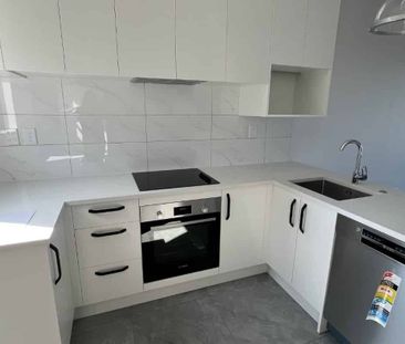 Large 3 Bedroom Townhouse - Photo 3