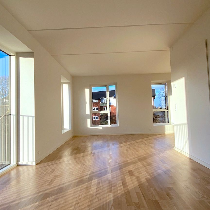 Nyere lys lejlighed i populært område - Photo 2