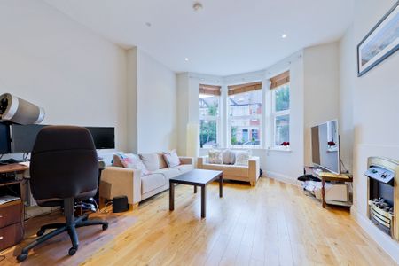 Immaculate Two Bedroom Flat to Rent in London, W4 - Photo 5