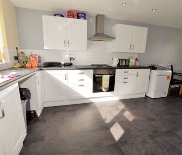 6 bedroom House in Moor Park Drive, Leeds - Photo 2